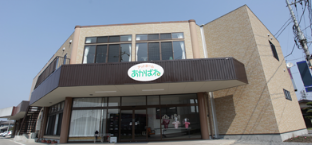 【介護スタッフ/芳賀郡市貝町】 その他 アットホームたたら アットホームいちかい アットホームいちはな デイサロンリハ&スパあかばね (正社員)の画像1