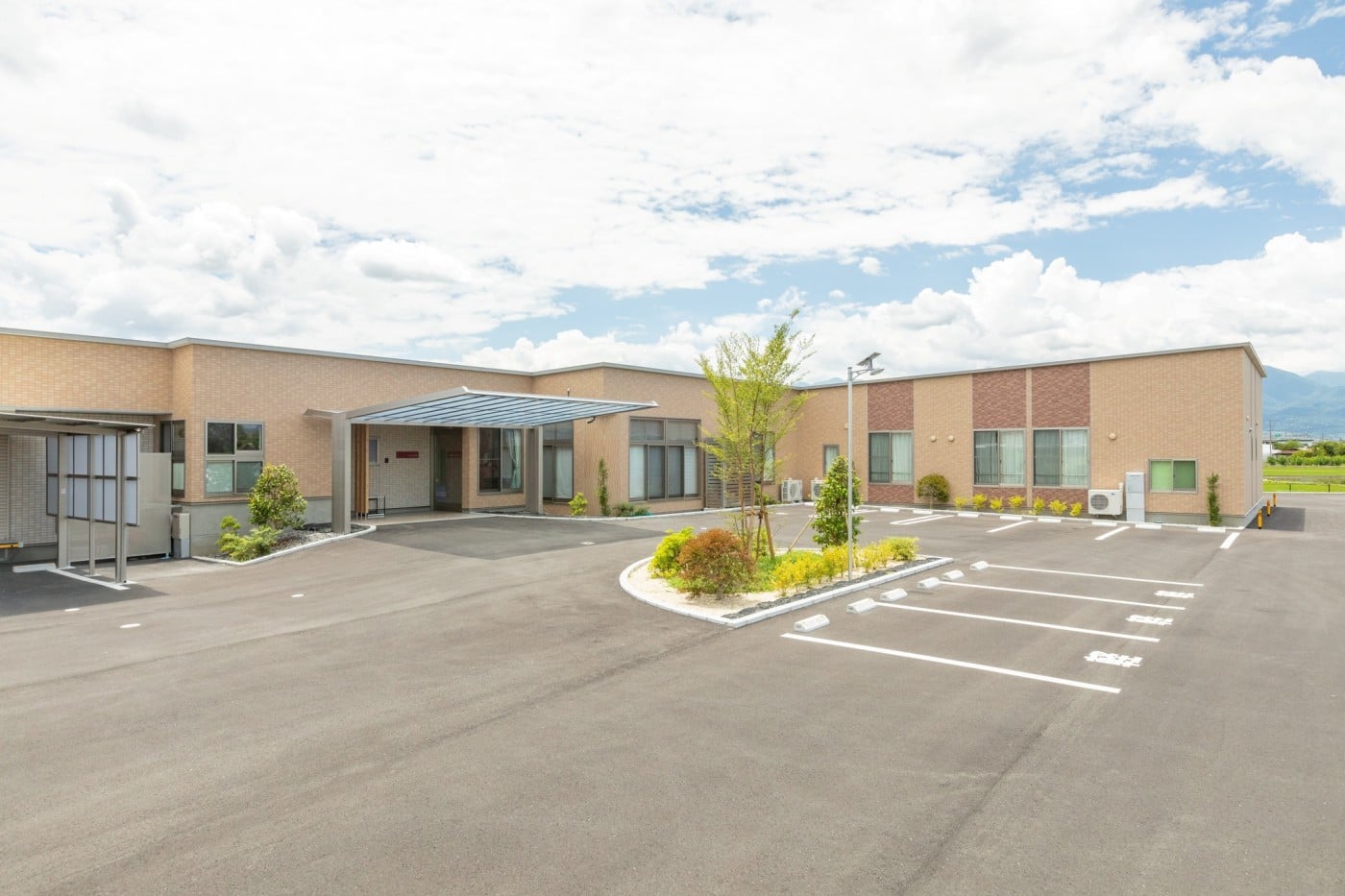 【介護職／甲府市】特別養護老人ホーム　らくえんリニア甲府　(正社員)の画像1